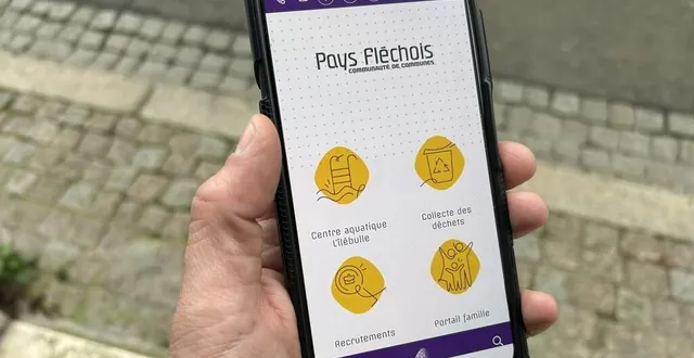 photo  une attention particulière a été portée à la navigation sur smartphone pour le nouveau site internet du pays fléchois.  &copy;  ouest-france 