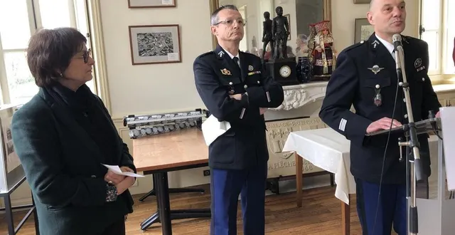 photo  de gauche à droite, la maire de la flèche (sarthe), nadine grelet-certenais, le major gérald richard, commandant de la brigade territoriale autonome de la flèche, et le commandant frédéric boucheron, commandant de la compagnie de la flèche.  &copy;  ouest-france 