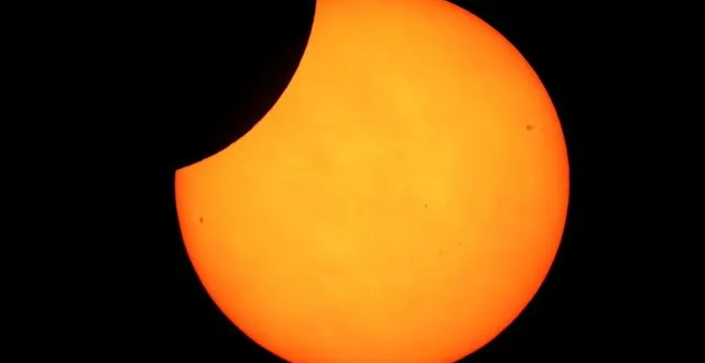 photo  impossible de regarder à l’œil nu l’éclipse, même partielle (ici en mars 2022), l’intensité lumineuse pouvant provoquer une brûlure des yeux.  &copy;  pascal fournié 