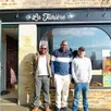 photo  de gauche a droite, yves euphrasie avec le chef, rodrigue babdor et sylvain legros, president du café associatif et culturel de la tanière. 