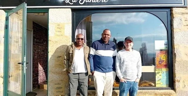 photo  de gauche a droite, yves euphrasie avec le chef, rodrigue babdor et sylvain legros, president du café associatif et culturel de la tanière.  &copy;  ouest-france 