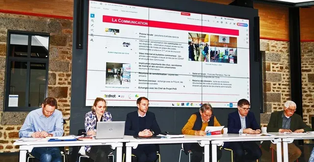 photo  de gauche à droite, frédéric dugueperoux, chargé d’opérations habitat ; marine baradat-charruau, responsable adjointe de l’agence orne calvados du cdhat ; jérôme quéré, directeur général du cdhat ; bernard soul, président de domfront tinchebray interco ; jérôme nury, député de l’orne et vice-président du conseil départemental, sylvain jarry, président d’andaine passais.  &copy;  ouest-france. 
