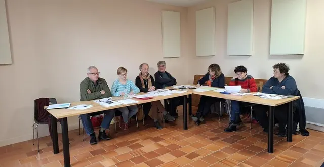 photo  les membres du bureau de l’association en assemblée générale.  &copy;  les amis de saint-céneri 