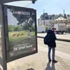 photo  le département de la mayenne fait sa pub sur un des sucettes de l’arrêt de tramway de la place de la république, en plein centre du mans (sarthe). 