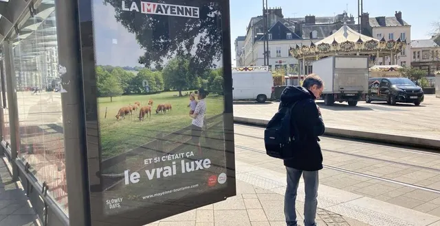 photo  le département de la mayenne fait sa pub sur un des sucettes de l’arrêt de tramway de la place de la république, en plein centre du mans (sarthe).  &copy;  ouest-france 