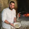 photo gwenn hervet, boulanger associé chez « g et m, aux gourmandises de thorigné », est venu tester la cuisson au feu de bois des pains et pizzas sur sol en pierre.