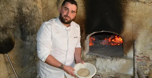 photo  gwenn hervet, boulanger associé chez « g et m, aux gourmandises de thorigné », est venu tester la cuisson au feu de bois des pains et pizzas sur sol en pierre.  &copy;  ouest-france 