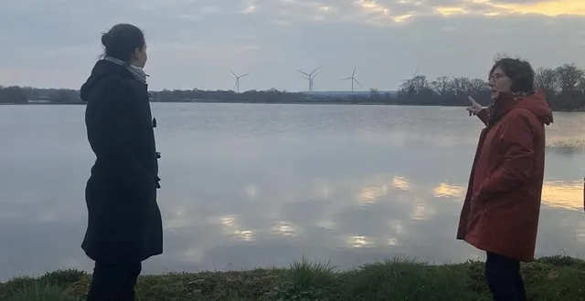 photo  depuis l’étang de beaurepaire, alizée thusy et marie-thérèse, opposantes au projet, observent l’horizon déjà marqué par la présence d’éoliennes.  &copy;  ouest-france 