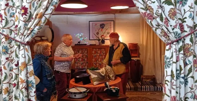 photo  jean claude roche dans sa boutique en pleine conversation avec un visiteur breton amateur de musique.  &copy;  ouest-france 