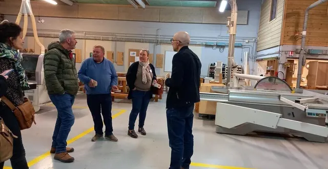 photo  jeudi 20 mars, dans l’atelier menuiserie, les échanges étaient nourris entre le formateur bruno tiberge (à droite) et les chefs d’entreprise qui reçoivent en stage ou embauchent des élèves de l’établissement régional d’enseignement adapté.  &copy;  ouest-france 