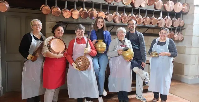 photo  mazé, le 24 mars 2025. autour du régisseur jérôme boulidard et de la médiatrice culturelle louise chouteau, les bénévoles des amis de montgeoffroy s’activent pour remettre le château en beauté avant l’ouverture. aujourd’hui, c’est lustrage de l’impressionnante collection de cuivres en cuisine.  &copy;  co – agathe le nueff 