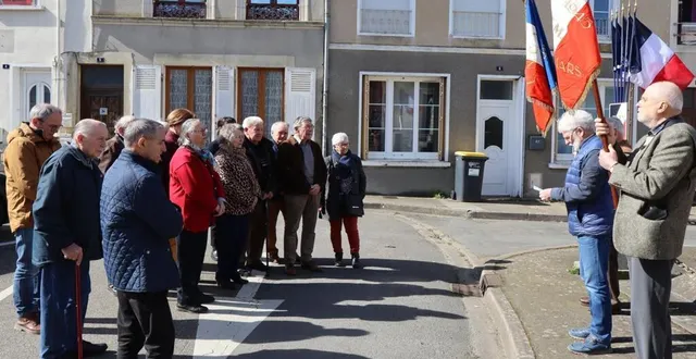 photo  maurice vavasseur, le maire de ballon-saint-mars, entouré des porte-drapeaux.  &copy;  le maine libre 