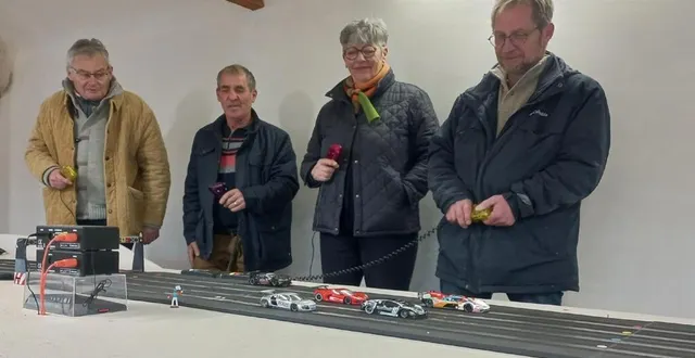 photo  par goût de la compétition ou des bolides miniatures, des passionnés se retrouvent autour de la piste de slot  &copy;  le maine libre. 