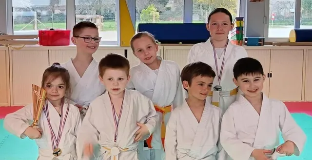 photo  les jeunes judokas ont arboré fièrement leurs trophées.  &copy;  le maine libre 