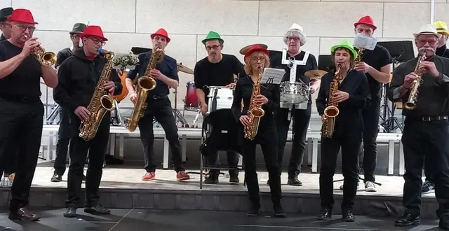 photo  la fanfare phoxasouffle a assuré l’ambiance.  &copy;  le maine libre 