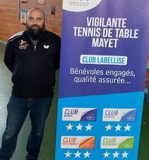 photo  sébastien souissi, le président du club de tennis de table de mayet, expose la flamme qui représente les quatre labels  &copy;  le maine libre. 