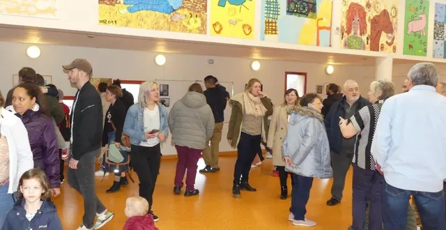 photo  l’école jean de la fontaine à dollon qui a eu l’honneur de voir s’installer dans sa cour la fata morgana.  &copy;  le maine libre 
