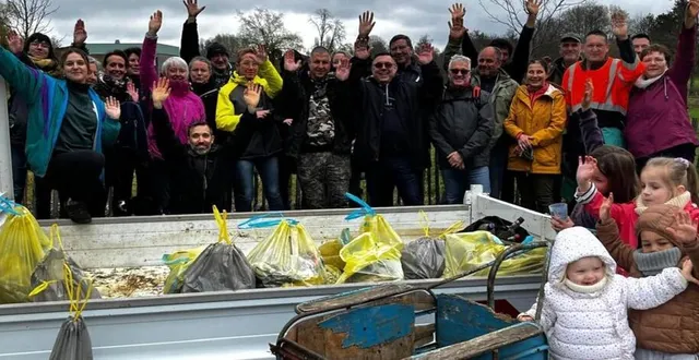 photo  des citoyens ont répondu à l’appel de bonn’actions pour une matinée de collecte.  &copy;  le maine libre 