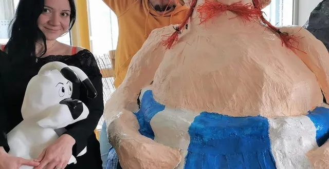 photo  à gauche, elvina tient dans ses bras le petit chien idéfix qu’elle a elle-même réalisé, derrière l’imposant obélix façonné avec les enfants, quentin.  &copy;  le maine libre. 