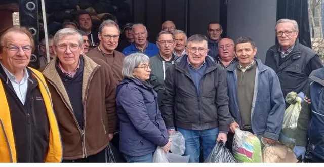 photo  les membres du lions club et leurs amis lors du chargement des sacs de vêtements et de chaussures.  &copy;  ouest-france 