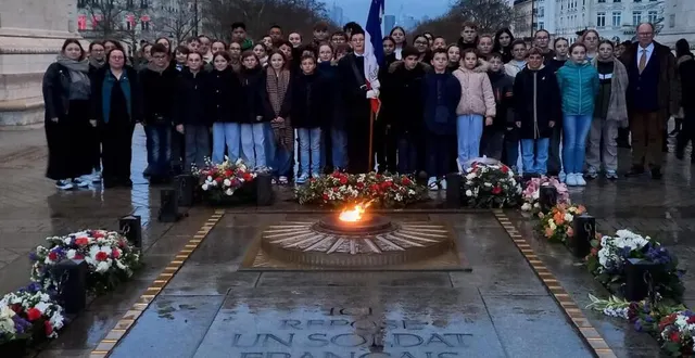 photo  50 élèves de 3e et 4e, du collège normandie maine, avec éric leray, professeur de physique-chimie, et président de l’association du foyer, et sept adultes sont allés à paris, samedi. ils ont notamment ravivé la flamme du soldat inconnu à l’arc de triomphe. « nous avons été accueillis par des militaires et l’association des anciens combattants, pour la préparation du ravivage de la flamme, explique éric leray. les élèves étaient très émus. une action qui ne les a pas laissés indifférents. »  &copy;  eric leray 