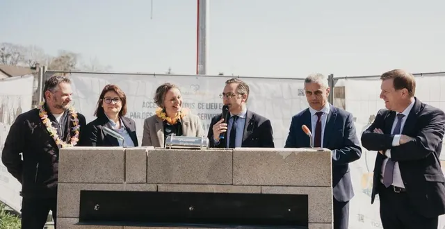photo  amandine maubert, directrice déléguée de nous-mêmes, à la droite de nicolas leudière, le maire de sablé-sur-sarthe, a scellé la première pierre de la résidence inclusive qui sera implantée rue de fleury-sur-orne et dont la livraison est prévue en février 2026.  &copy;  thomas brousmiche/oui care 