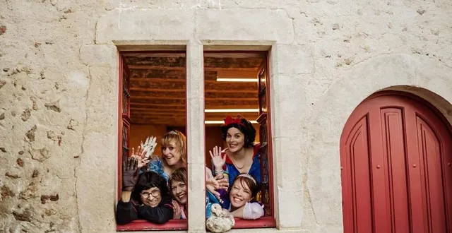 photo  sylvie, flora, anita, angélique et élodie de la compagnie théâtr’althéa.  &copy;  floriane billaud 