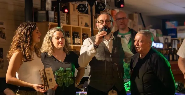 photo  cette année, angélique (à gauche) a choisi l’association bénéficiaire. vendredi soir, elle a participé aux côtés de michel da costa, président de dansez’mans, à la remise du chèque à maryelle beasse, présidente de la lda de neuville.  &copy;  le maine libre. 