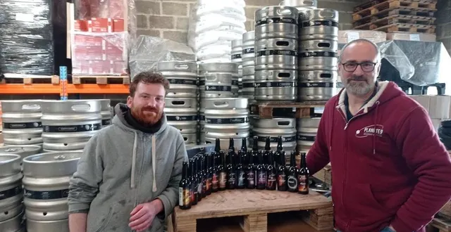 photo  christian luigi (à gauche) et benoit mézière au cœur de l’atelier de production et devant la large gamme de leurs bières planétaires.  &copy;  ouest-france 