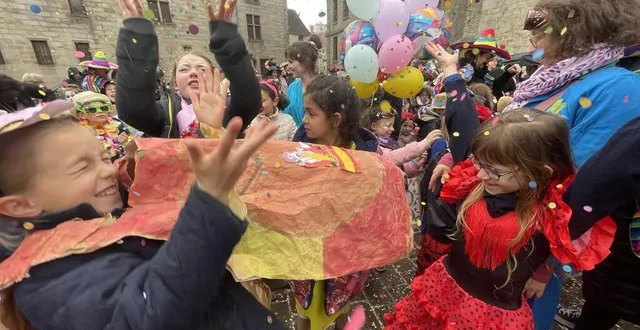 photo  la pluie est venue jouer les troubles fêtes mais n’a pas cassé l’ambiance du défilé du carnaval, à alençon, ce vendredi 28 mars.  &copy;  ouest-france 