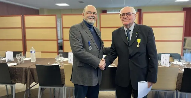 photo  philippe auffret (à gauche) prend le relais d’aimé le bot à la tête de la société nationale d’entraide des médaillés militaires.  &copy;  ouest-france 
