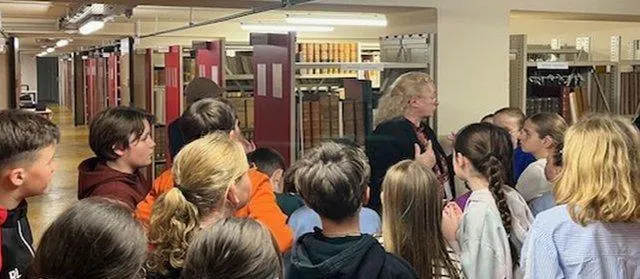 photo  mardi, lors de la visite aux archives départementales, les élèves de cm2 de l’école saint-louis ont compris l’importance de conserver de vieux documents.  &copy;  école saint-louis 