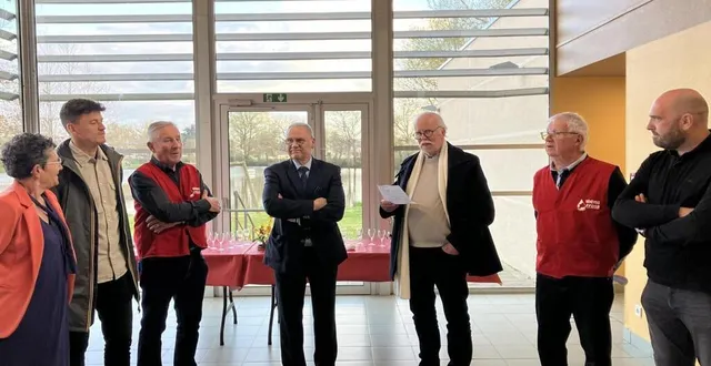 photo  de gauche à droite : mme chesneau, m. capelle, m. piton, m. chopin, m. maillart, m. huet et m. le guellaut.  &copy;  co 