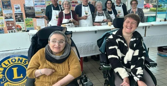 photo  des résidents de la mas aux côtés des bénévoles.  &copy;  lions club sillé alpes mancelles 