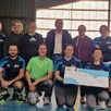 photo sous l’œil du maire arnaud mongelle (au centre), la mjc badminton a remis 800 € à la ligue contre le cancer.