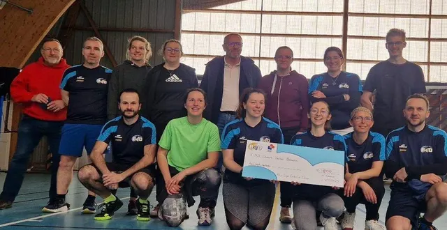 photo  sous l’œil du maire arnaud mongelle (au centre), la mjc badminton a remis 800 € à la ligue contre le cancer.  &copy;  ouest-france 