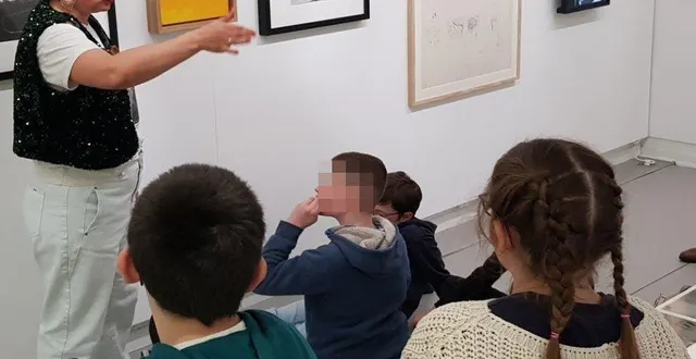 photo  les élèves captivés devant les œuvres, guidés par cloé desmonsdu mumo pour une immersion artistique unique.  &copy;  le maine libre 