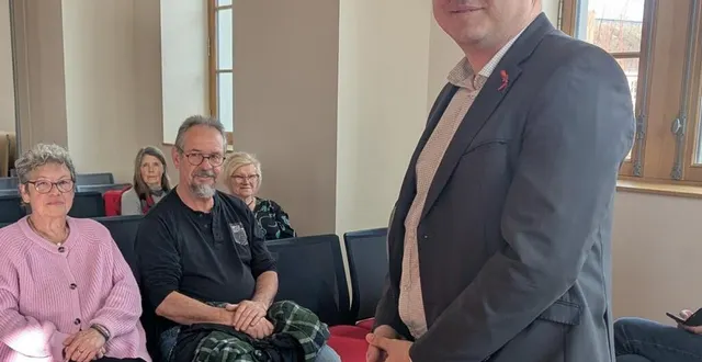 photo  pierre ouvrard et son équipe municipale ont reçu samedi dernier les nouveaux habitants.  &copy;  le maine libre 