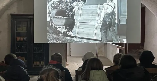 photo  les enfants devant laurel et hardy.  &copy;  le maine libre 