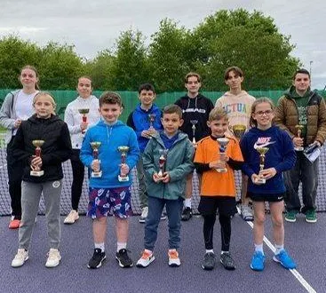 photo  les gagnants et les finalistes des finales du tournoi de mayet de l’an dernier.  &copy;  archives le maine libre 