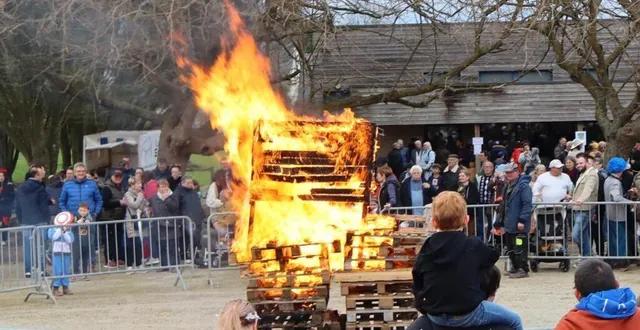 photo  monsieur carnaval a brûlé devant un public venu nombreux.  &copy;  le maine libre 