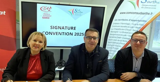 photo  françois boussard et fabienne malhaire boulanger signent la convention de partenariat, en compagnie de nicolas massin, responsable du service développement économique de la communauté de communes.  &copy;  le maine libre 