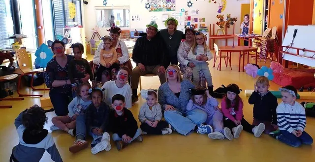 photo  un moment de partage et de joie entre les enfants et les saltimbanques du tarmac.  &copy;  le maine libre 