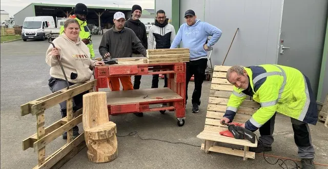 photo  les salariés se sont faits créateurs en détournant l’usage des palettes en sièges.  &copy;  ouest-france 