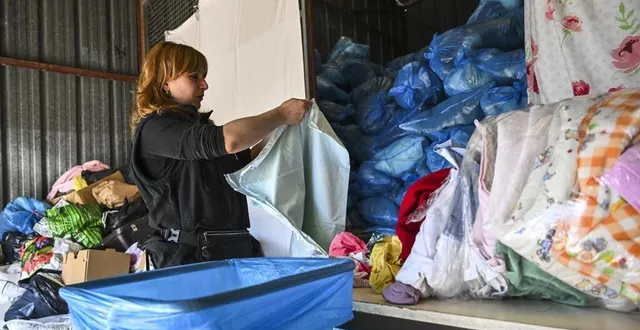 photo  à emmaüs, les vêtements n’étant pas en assez bon état pour être vendu sont stockés dans ces sacs bleus avant d’être recyclés.  &copy;  le maine libre – denis lambert 