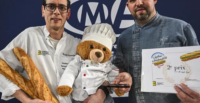 photo  guillaume gaugain (à droite) a reçu sa médaille d’argent des mains de rudy formosa, président de la fédération des boulangers-pâtissiers.  &copy;  le maine libre – denis lambert 