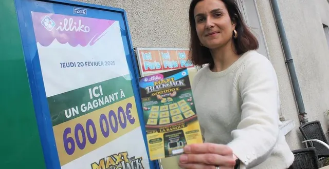 photo  pauline lesage, la gérante du bar de la lune avec son mari julien, pose avec un ticket de maxi black jack devant le panneau remis par la fdj.  &copy;  ouest-france 