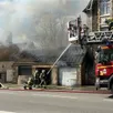 photo  beaucoup de fumée s’échappait des garages incendiés ce samedi matin à alençon. 