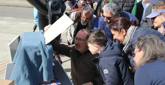 photo  ce samedi 29 mars 2025, pascal fournié, président de l’association fous de nature à la flèche (sarthe), a proposé une observation gratuite de l’éclipse solaire partielle, devant la mairie.  &copy;  ouest-france 