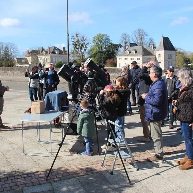 photo plusieurs dizaines de personnes se sont succédé à l’observation, entre 11 h et 13 h, sur le parvis de la mairie.  ©  ouest-france